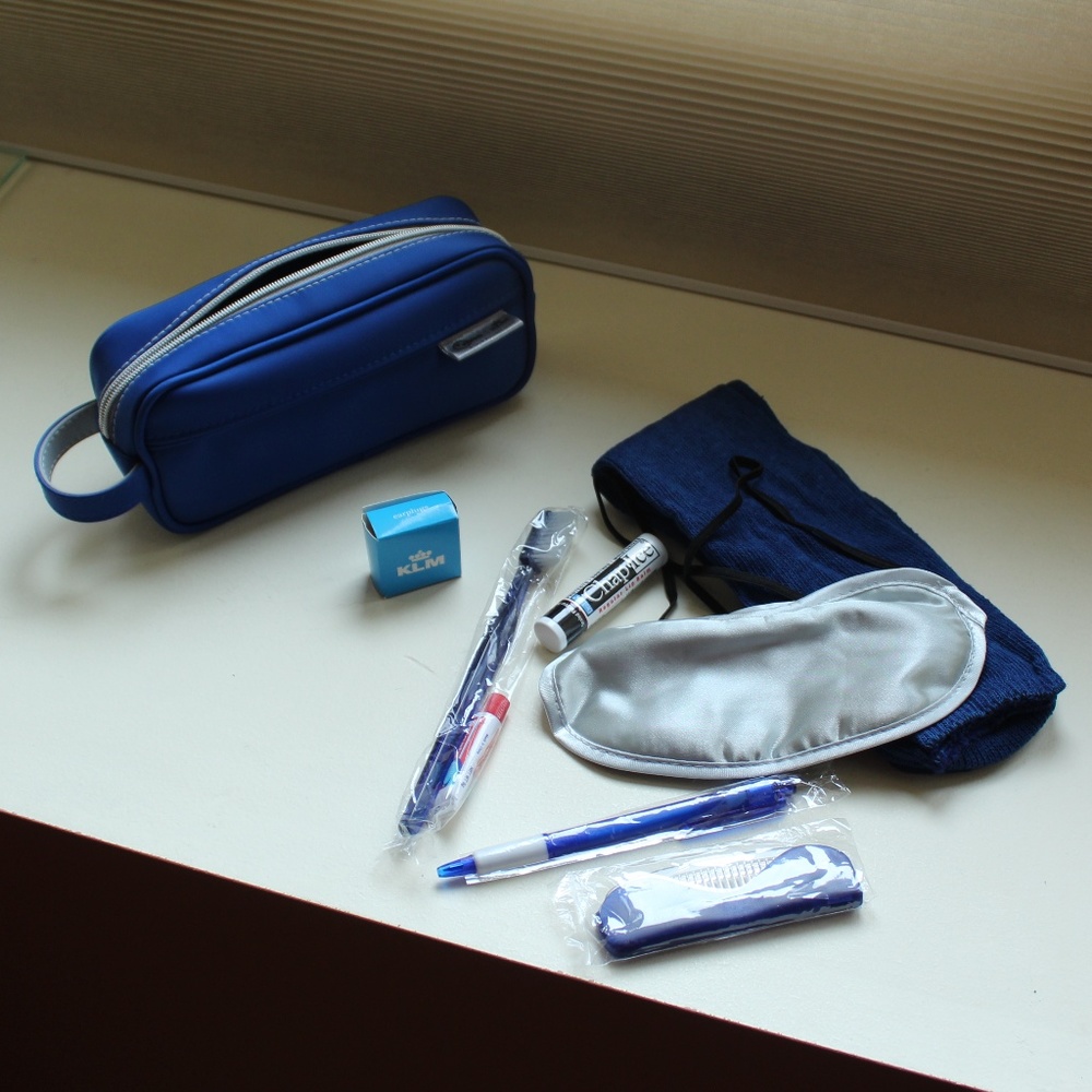 Vintage cosmetic travel bag with amenities NWOT